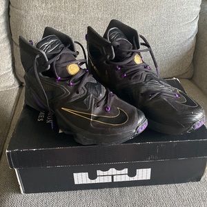 Lebron 13 ‘Pot of Gold’ Size 11 w/original box. Damaged box. Shoe is like new.
